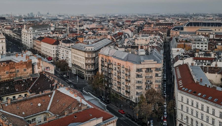 Budapesti belvárosi háztetők drónnézetből