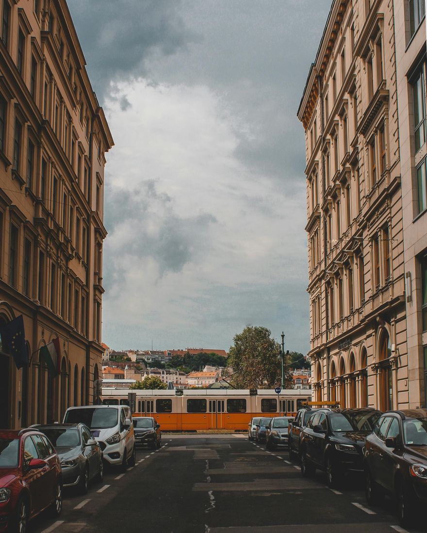 Budapesti belvárosi utcakép villamossal